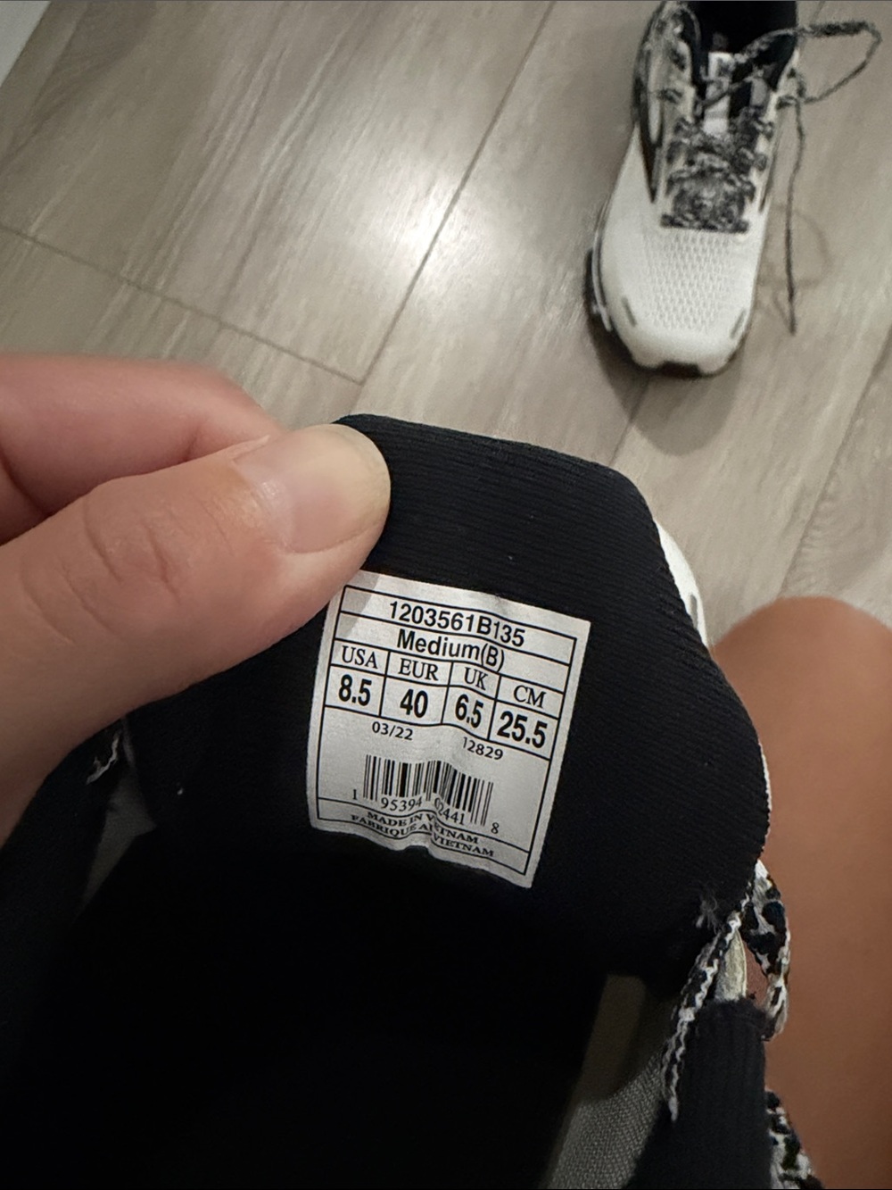 NWOT never worn! Brooks women’s White and Black Ghost 14 Running Shoes - Picture 2 of 5